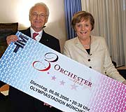 Ministerpräsident Edmund Stoiber überreichte Bundeskanzlerin Angela Merkel ihre Karte in Berlin (Foto: Staatskanzlei)